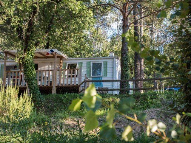 Hébergement en chalet ou mobil'home de 4 à 8 personnes, sur place.